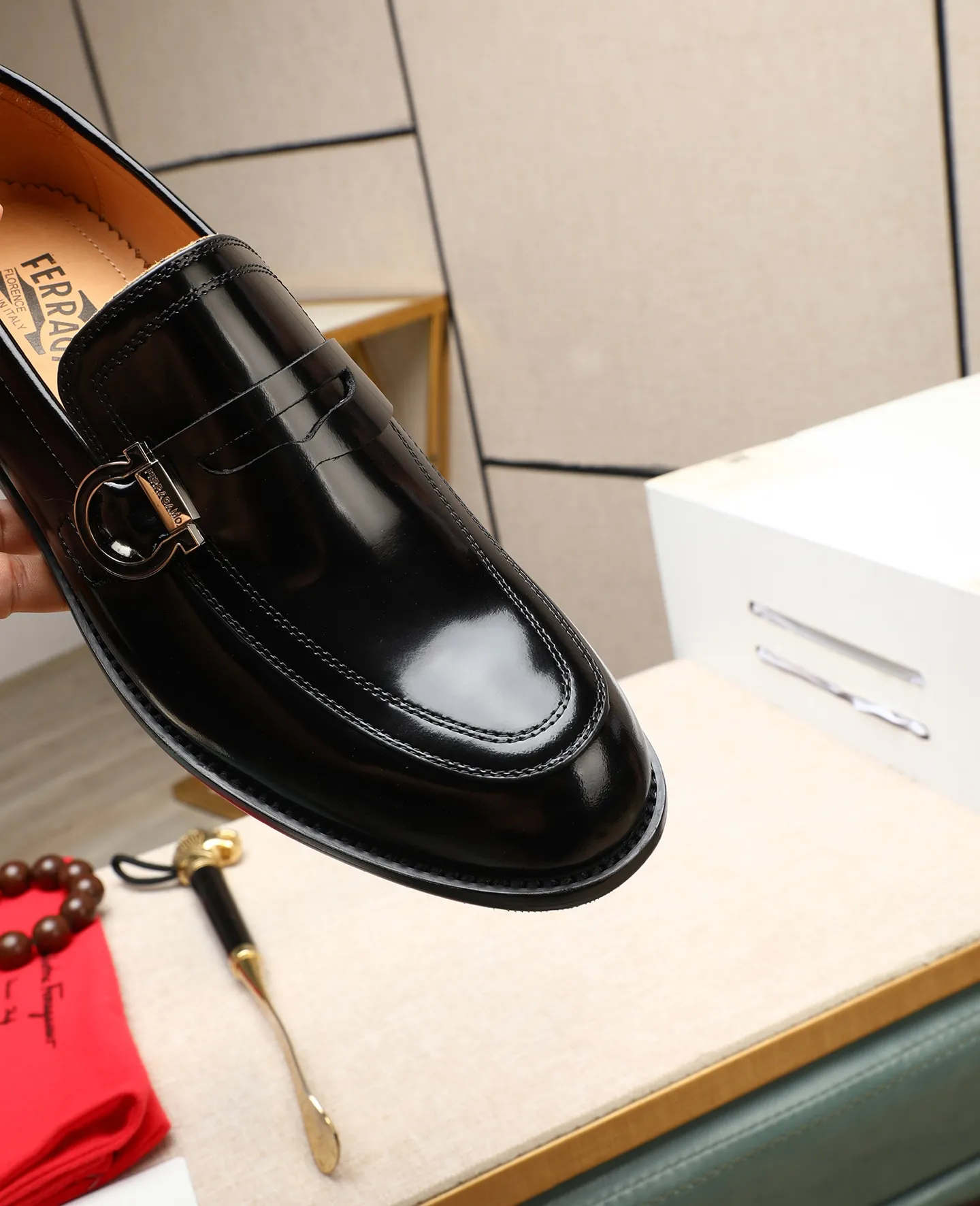 Men's shoes 💰560 📛📛(water-dyed cow lining) Salvatore Ferragamo high-end (Salvatore Ferragamo) is the world's top luxury footwear brand. It comes from the fashion kingdom of Italy. It is famous all over the world for its traditional handmade design and novel styles... 🚶🏻🚶🏻New suit shoes are available simultaneously at the counter. This model is made of pure handmade imported Italian calfskin fabric ➕soft water-dyed cowhide lining Original authentic outsole🌀🌀Size: 38➖44 (45 46 customized)
